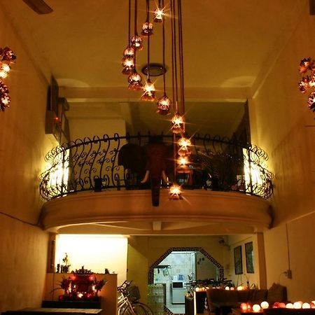 Born Free Hostel Bangkok Bagian luar foto