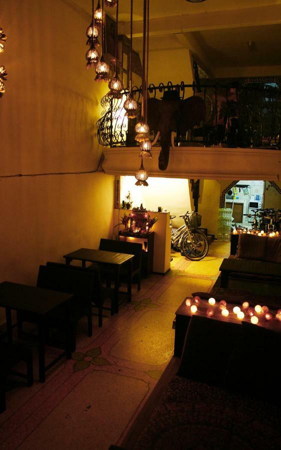 Born Free Hostel Bangkok Bagian luar foto