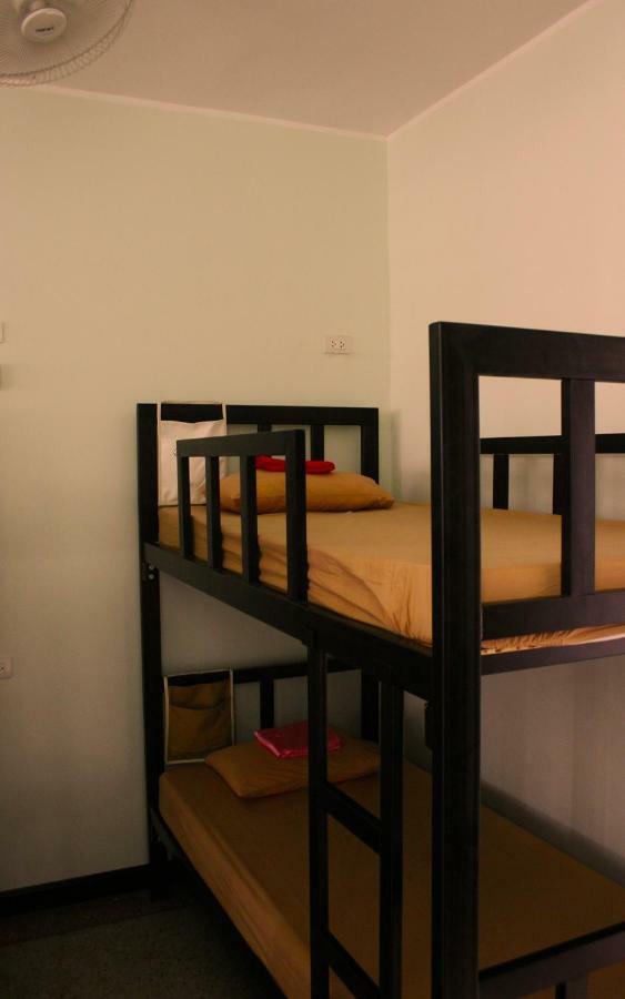 Born Free Hostel Bangkok Bagian luar foto