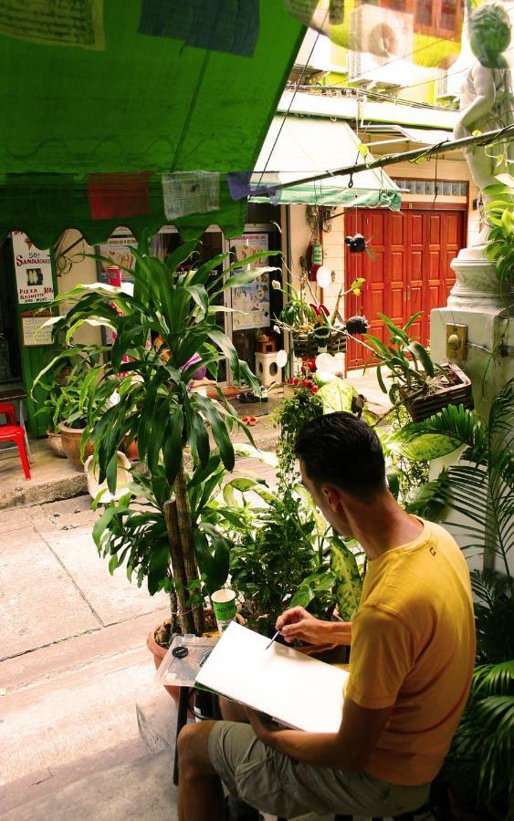 Born Free Hostel Bangkok Bagian luar foto