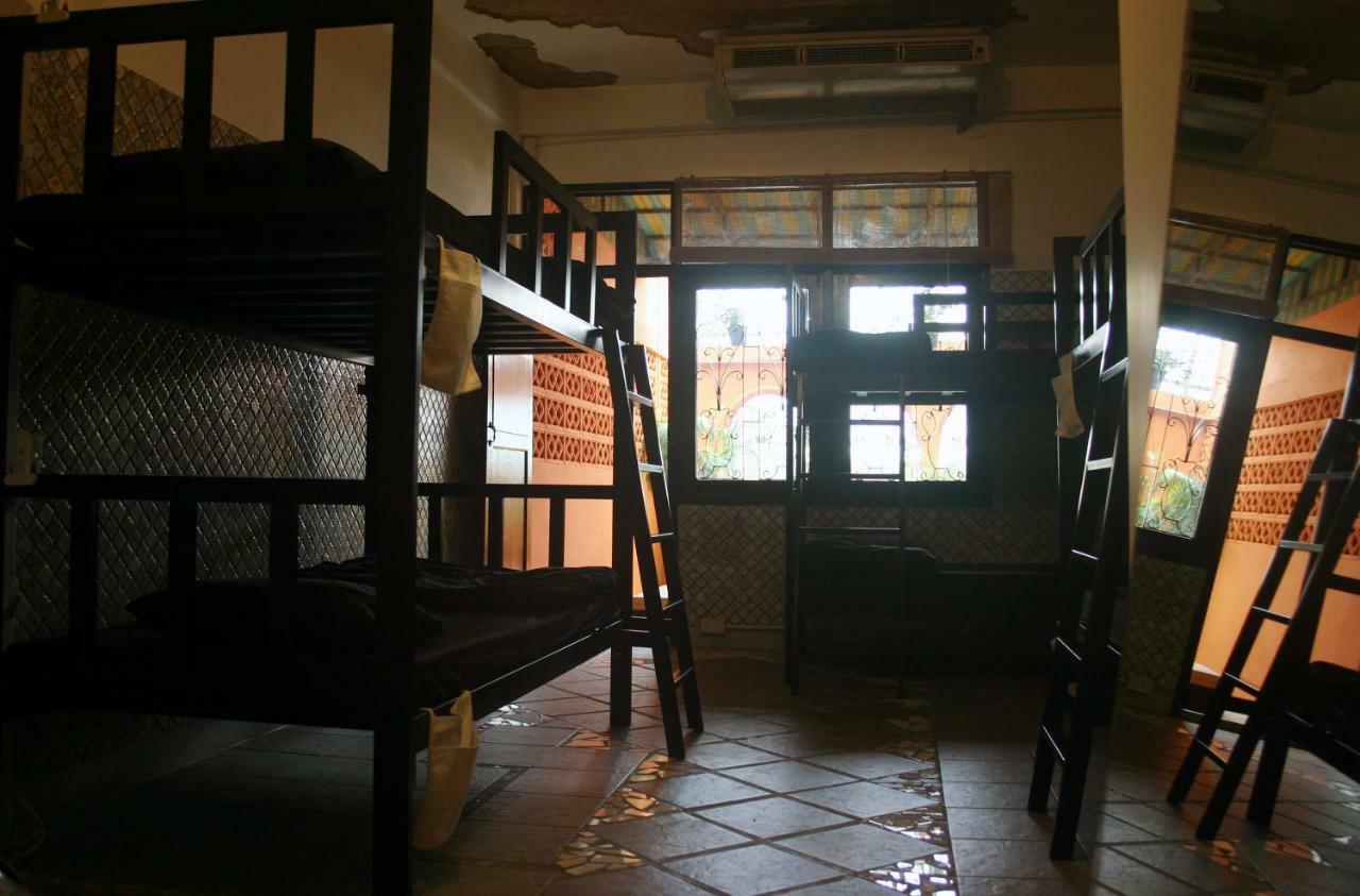 Born Free Hostel Bangkok Bagian luar foto