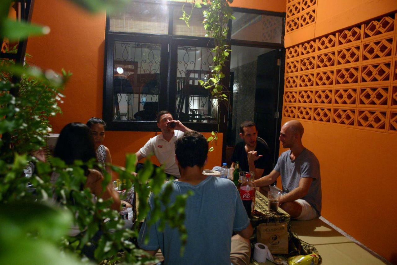 Born Free Hostel Bangkok Bagian luar foto