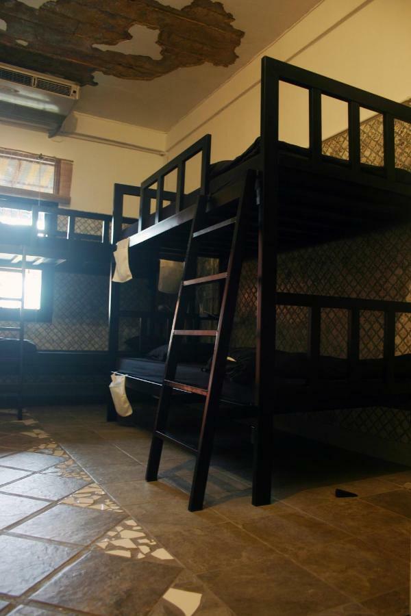 Born Free Hostel Bangkok Bagian luar foto